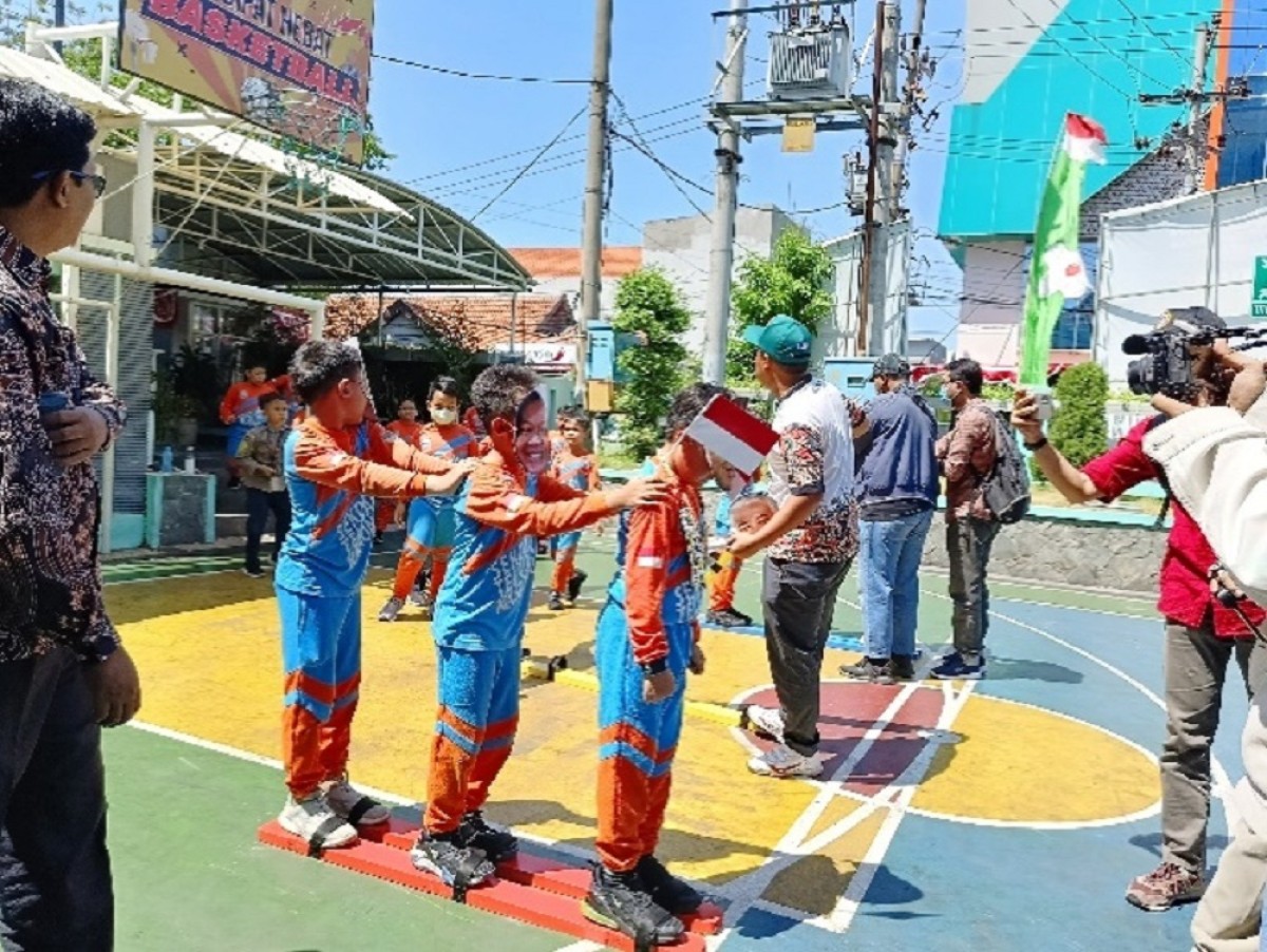 Keseruan lomba lari bendera memakai topeng tokoh nasional. (Foto: Farid Firmansyah for jatimnow.com)