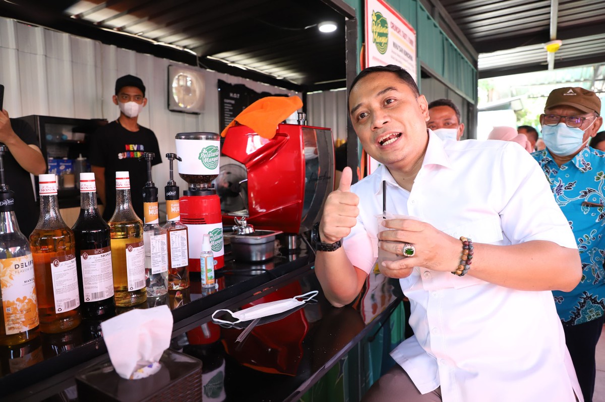 Eri Cahyadi saat berkunjung ke salah satu UMKM binaan (dok jatimnow.com)