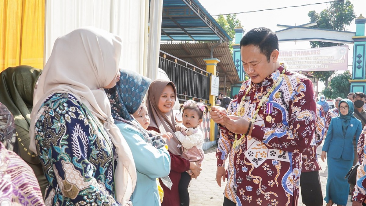 Bupati Lamongan Yuhronur Efendi saat berinteraksi dengan anak-anak. (Foto : Humas Pemkab Lamongan for jatimnow.com)
