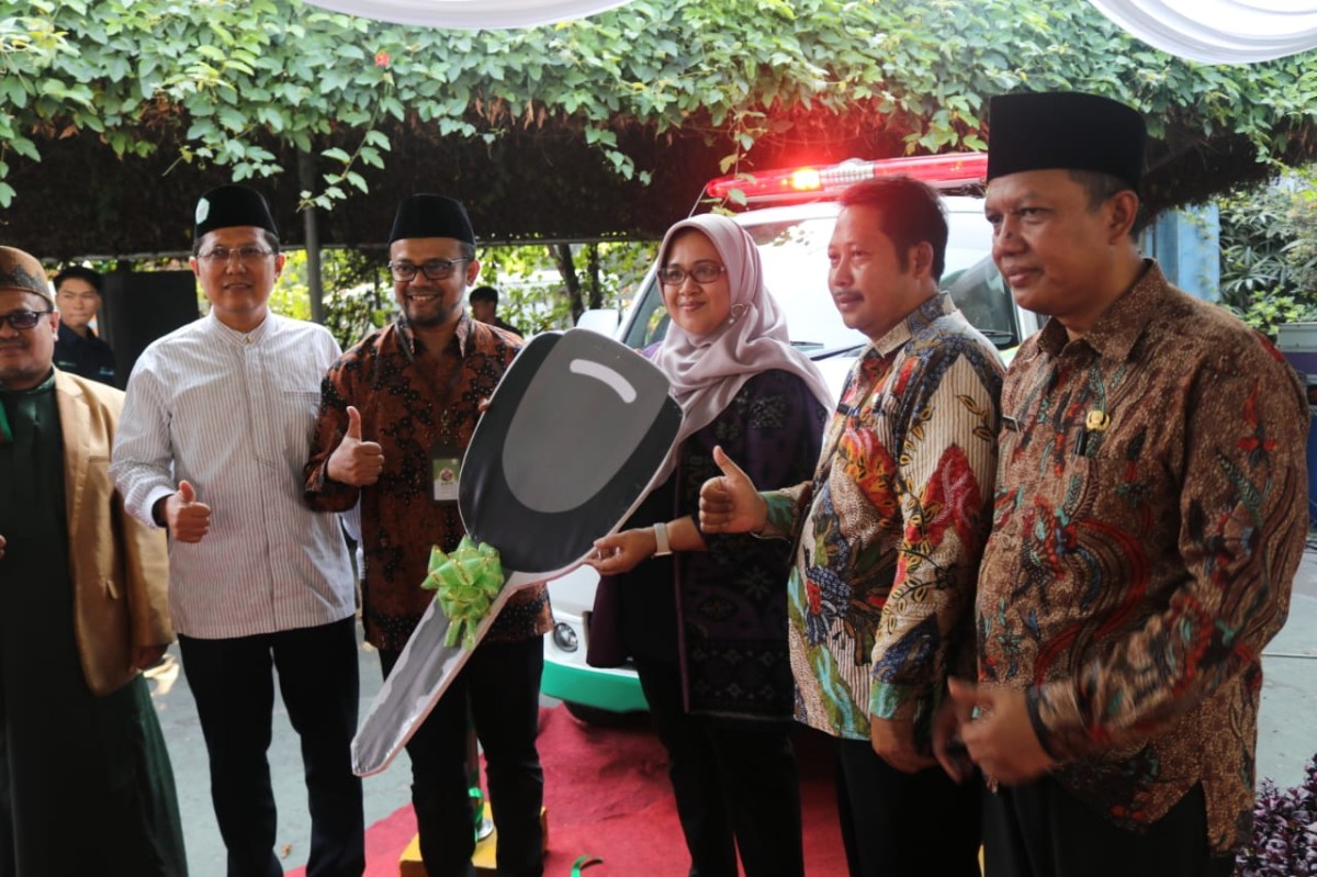 Direktur Pemasaran dan Pengembangan Produk Pegadaian Syariah saat penyerahan 1 unit ambulance. (Foto: Humas Pegadaian for jatimnow.com)