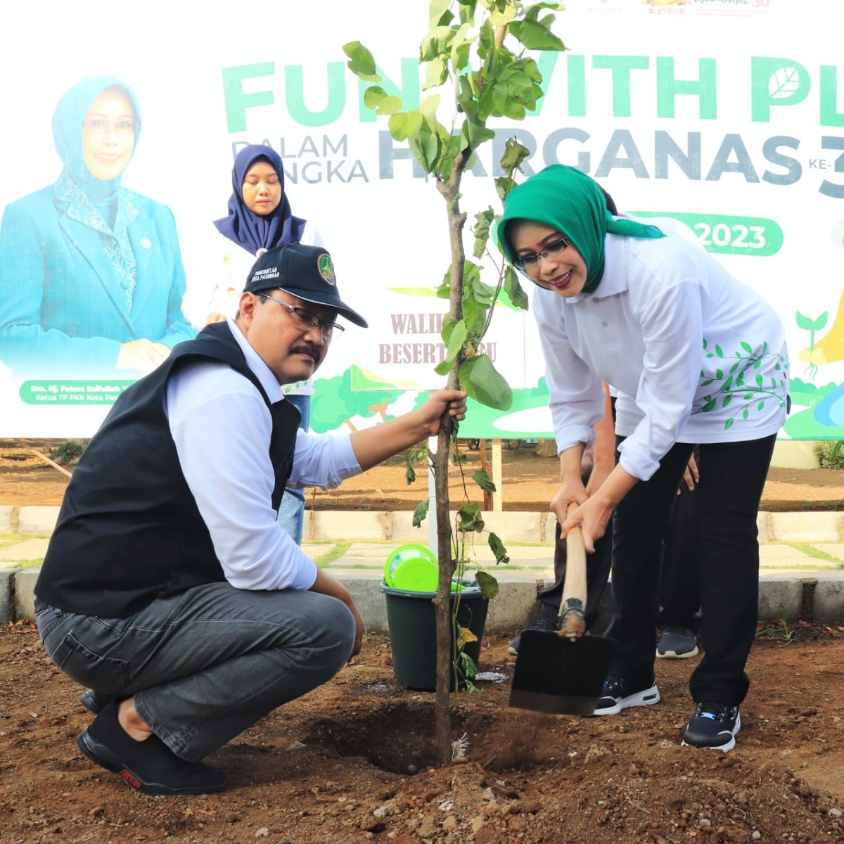 Gus Ipul menanam bibit dalam rangka peringatan Harganas 2023. (Foto: Humas Pemkot Pasuruan/jatimnow.com)