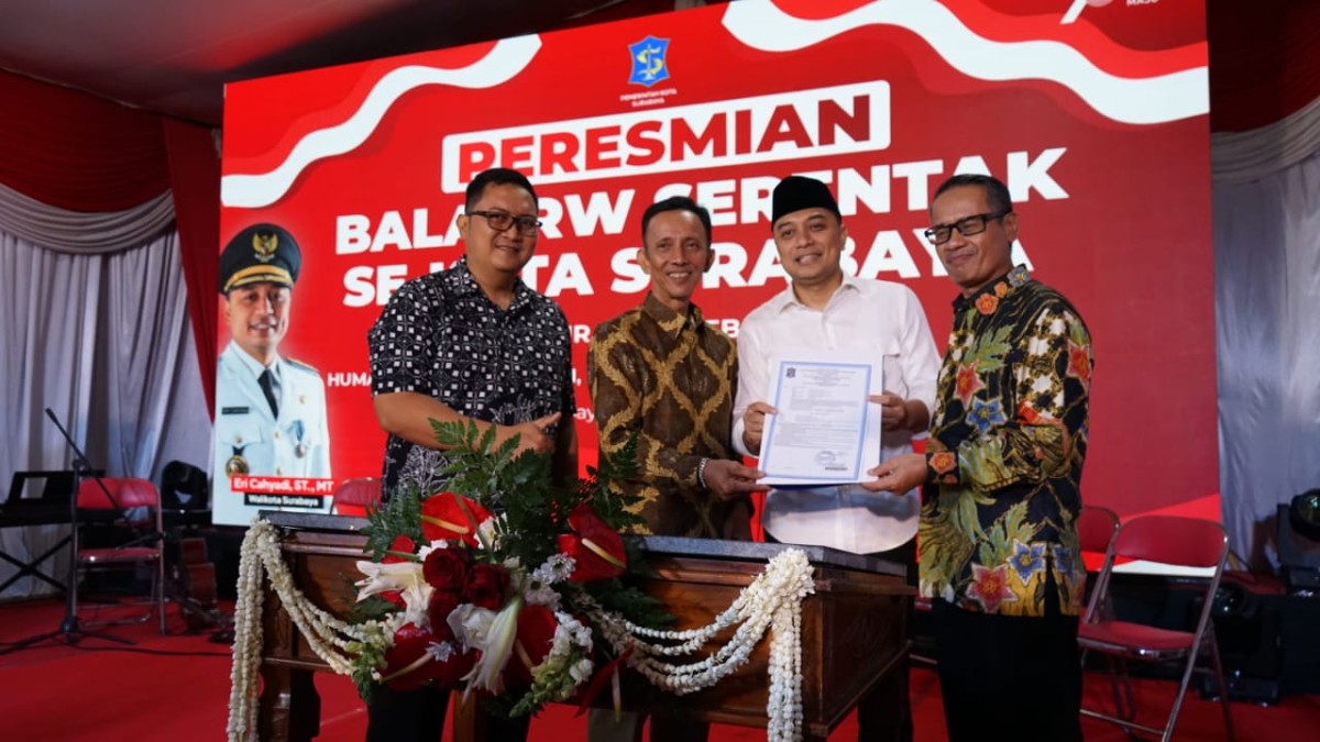 Peresmian 1159 Balai RW secara simbolis oleh Wali Kota Eri Cahyadi di Balai RW 04 Kelurahan Gayungan. (Foto: Ni'am Kurniawan/jatimnow.com)Ni