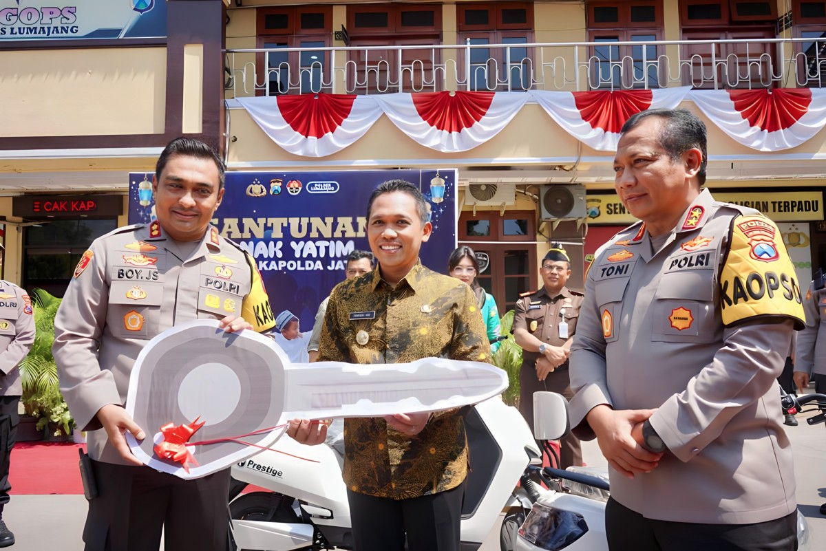 5 unit kendaraan motor listrik merek Prestige diserahkan oleh Bupati Lumajang kepada Kapolres Lumajang. (Foto: dok. Kominfo lmj for jatimnow.com)