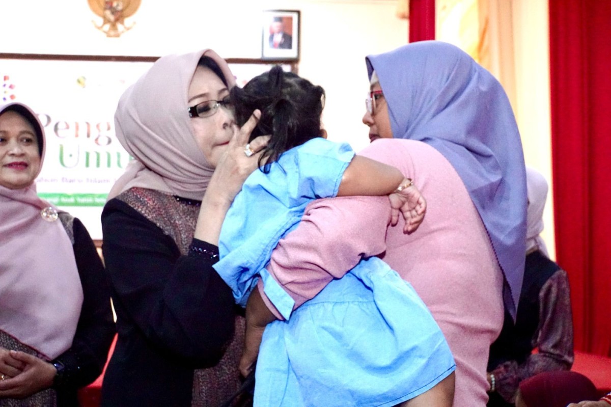 Ketua TP PKK Fatma Saifullah Yusuf saat memberikan santunan bagi anak yatim. (Foto: Humas Pemkot Pasuruan/jatimnow.com)
