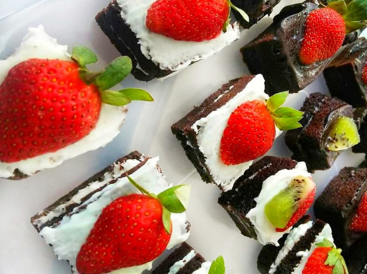 Brownies buah dengan dominan warna merah-putih. (Foto: Ahaddiini HM/jatimnow.com).