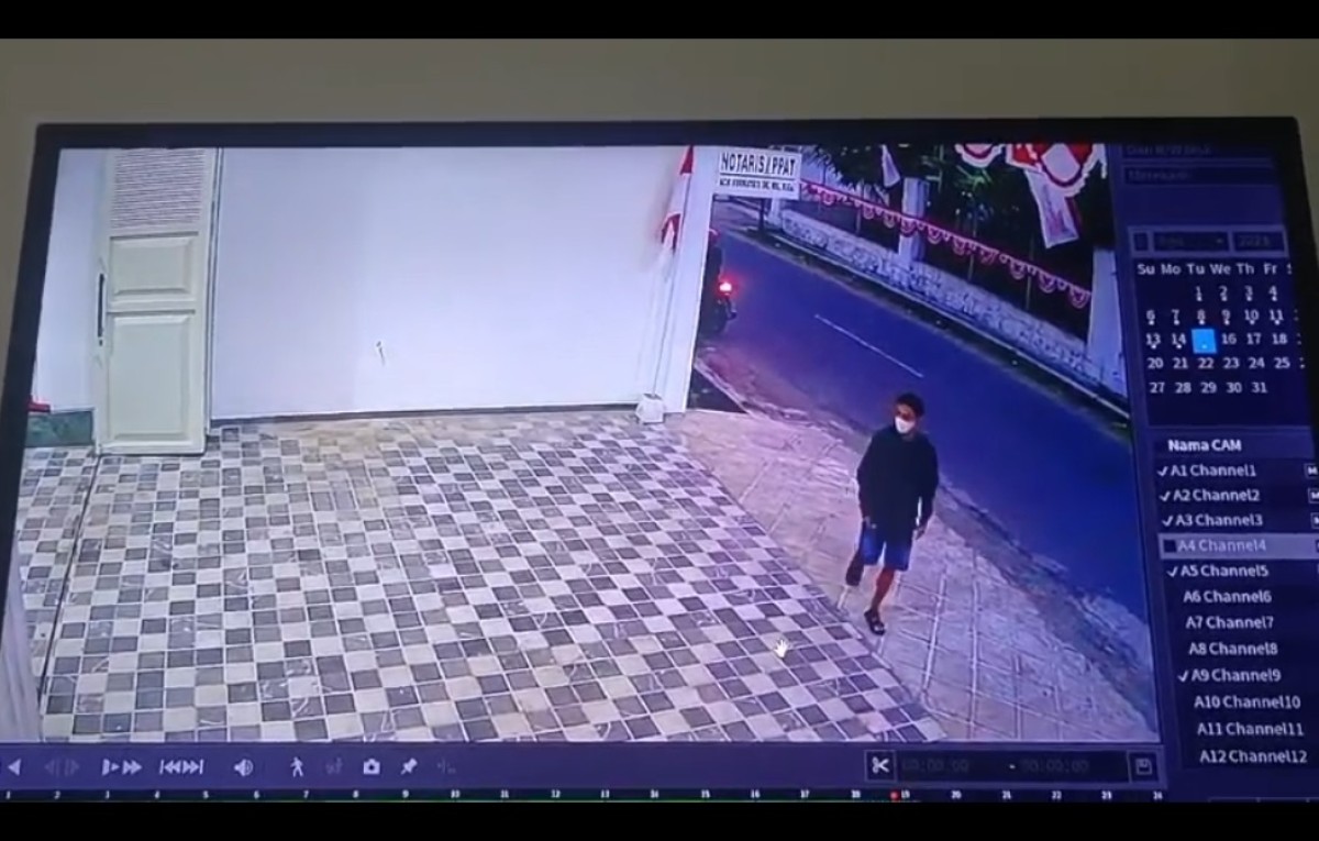 salah satu pelaku pencurian motor terekam CCTV. (Foto: Fathor Rahman/jatimnow.com)