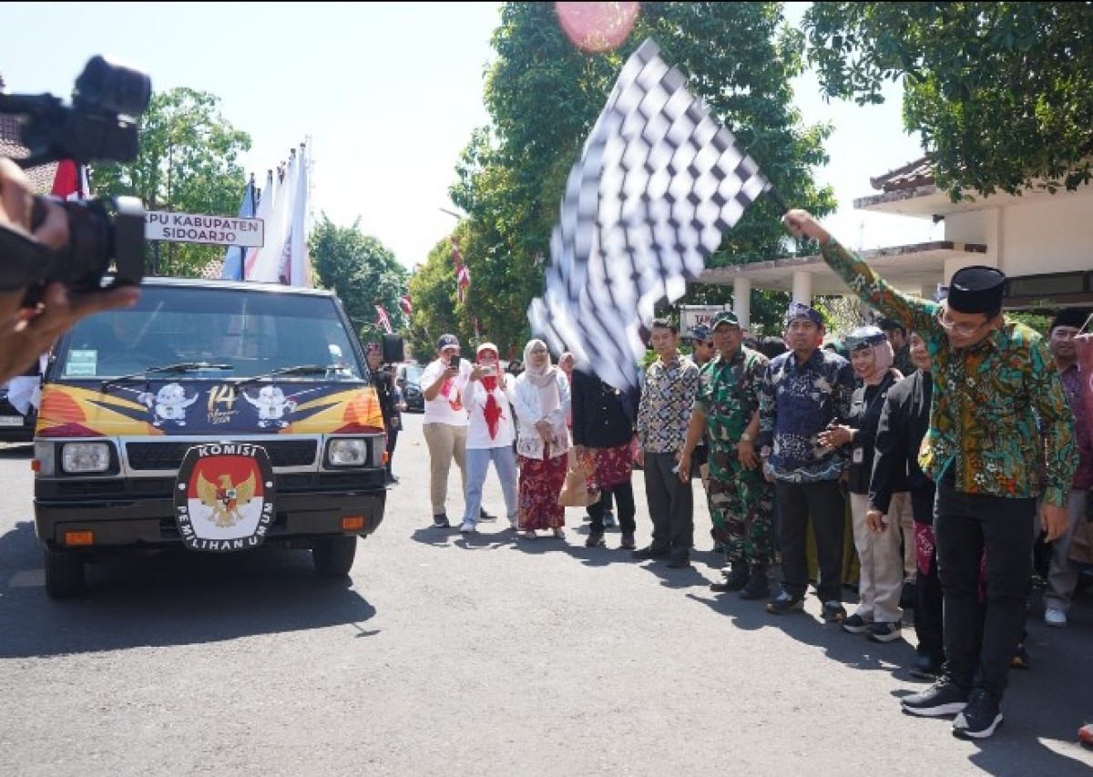 Perjalanan Kirab Bendera Partai Politik Pemilu 2024 saat tiba di Sidoarjo. (Foto: KPU Jatim)