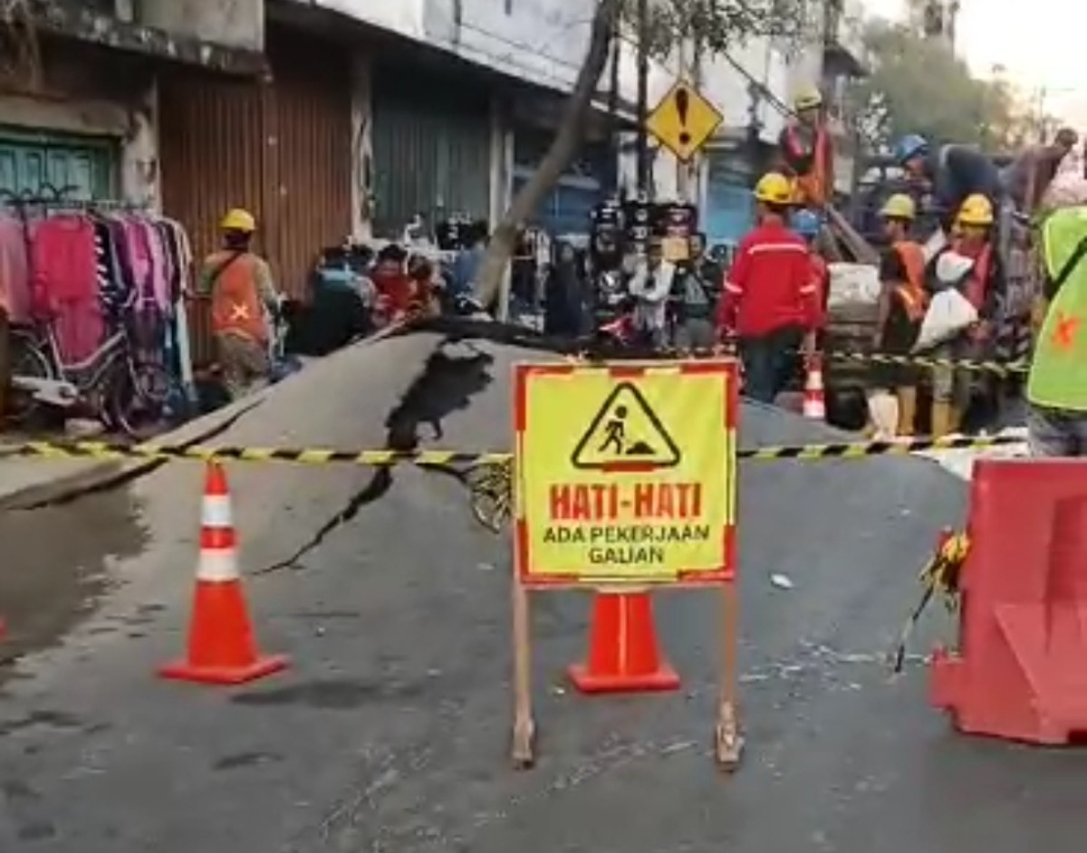 Kondisi aspal jalan Pasar Kembang yang merekah. (Foto: tangkapan layar video amatir)