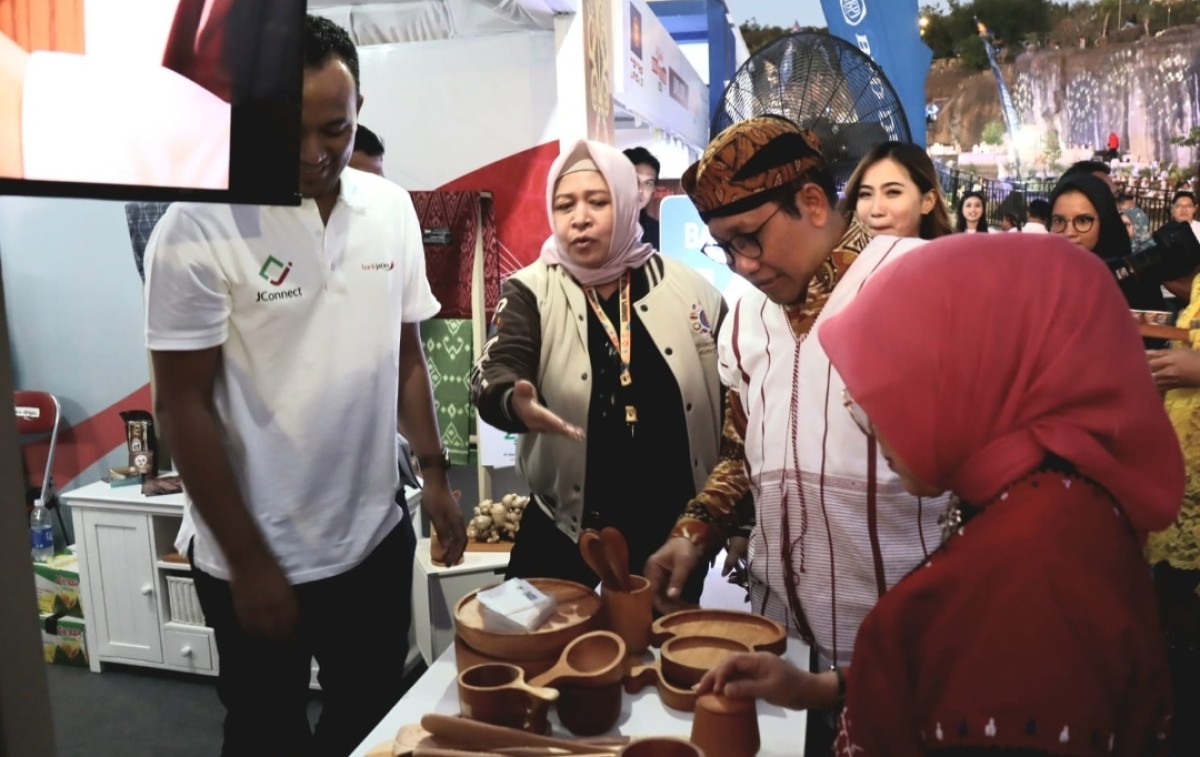 Menteri Desa Halim Iskandar saat meninjau salah satu booth UMKM binaan Bank Jatim (foto: Bank Jatim for jatimnow.com)