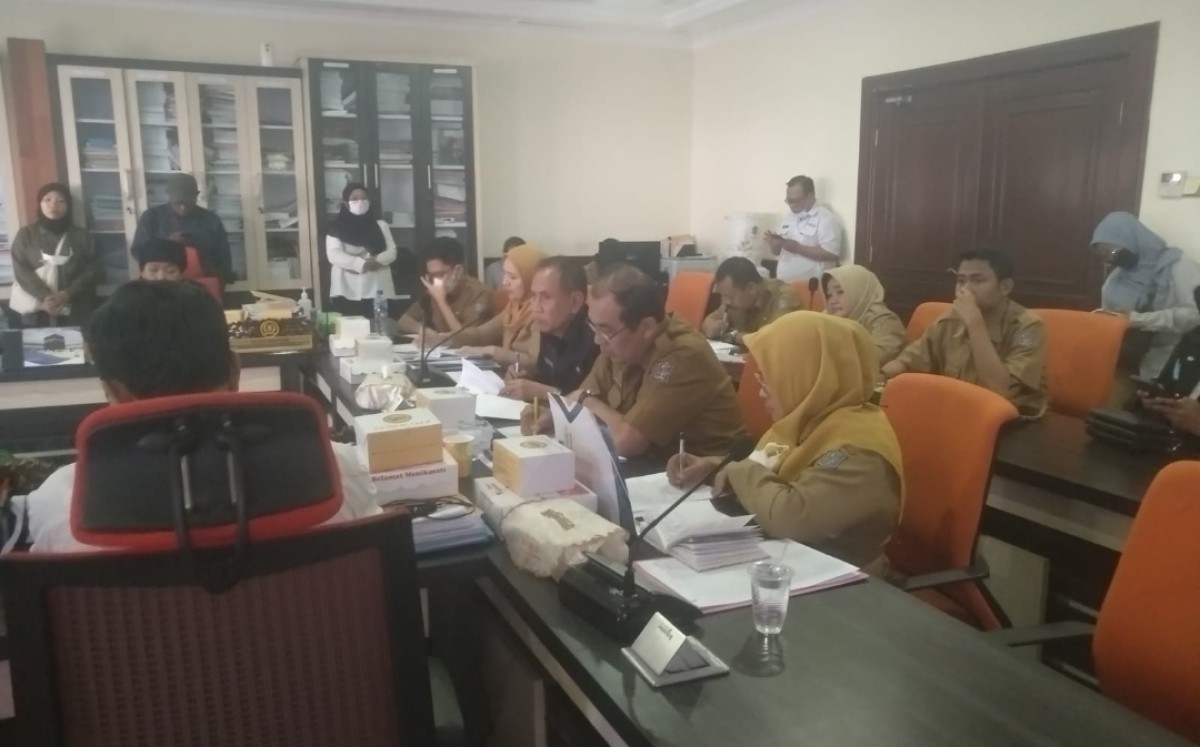 Jajaran Dinas Pendidikan saat memenuhi panggilan DPRD Surabaya (Foto: Judes for jatimnow.com)