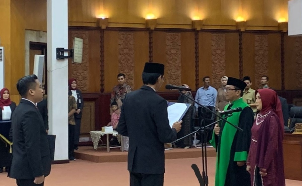 Ketua DPRD Surabaya Adi Sutarwijono saat memimpin pelantikan Tri Indah Ratna Sari (Foto: Ni'am Kurniawan/jatimnow.com)