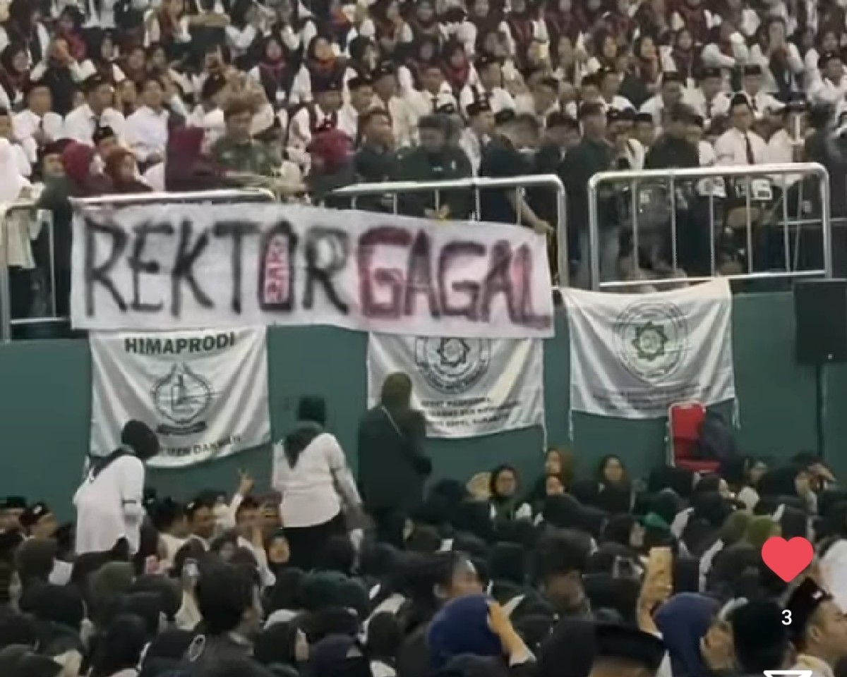 Kostum Buket Bunga, Kritikan Pedas Maba untuk Rektor UINSA, dan Perobohan Tugu Pagar Nusa Bojonegoro