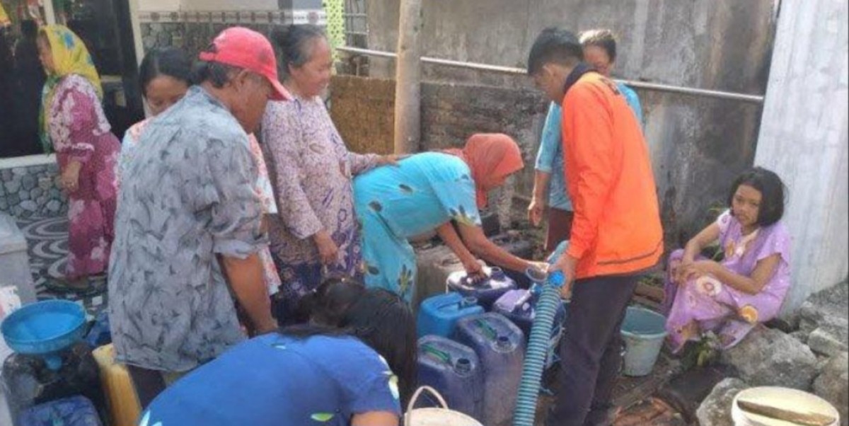 Droping air bersih yang dilakukan BPBD Lamongan di salah satu desa dilanda krisis air bersih. (Foto : BPBD Lamongan for jatimnow.com)