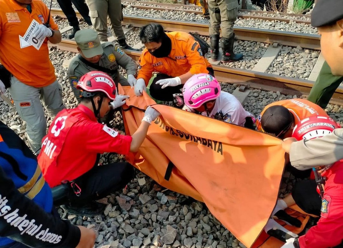 Evakuasi jenazah korban. (Foto: Commamd Center 112 Surabaya)