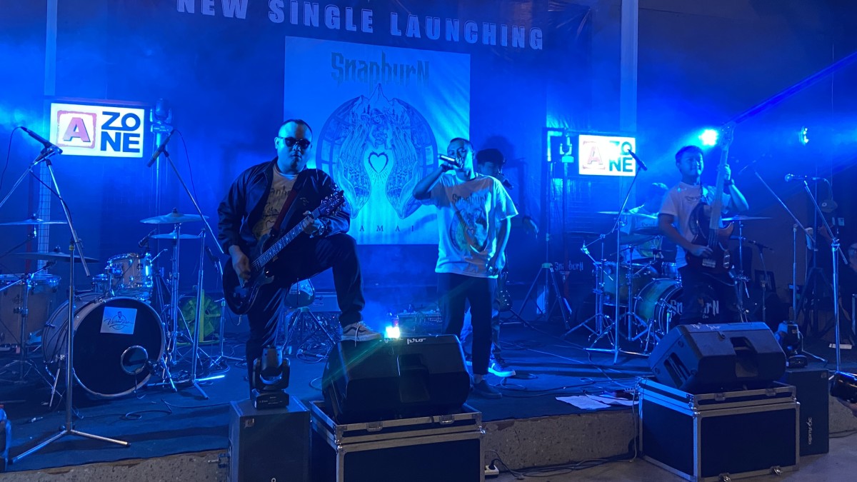 Penampilan Snapburn saat peluncuran single terbaru mereka. (Foto: Yanuar Dedy/jatimnow.com)