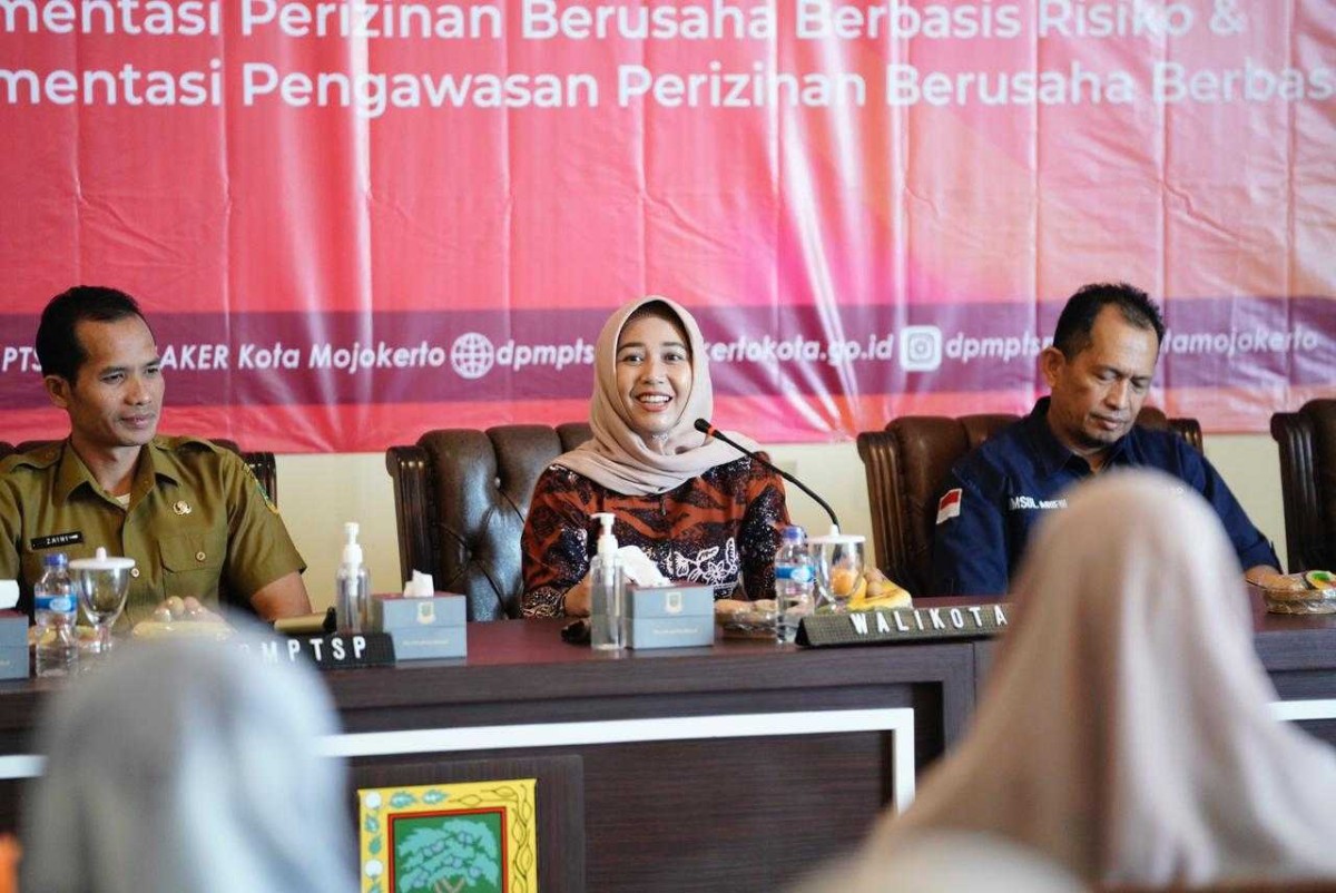 Wali Kota Mojokerto Ika Puspitasari saat sosialisasi terkait Implementasi Pengawasan Perizinan Berusaha Berbasis Risiko .