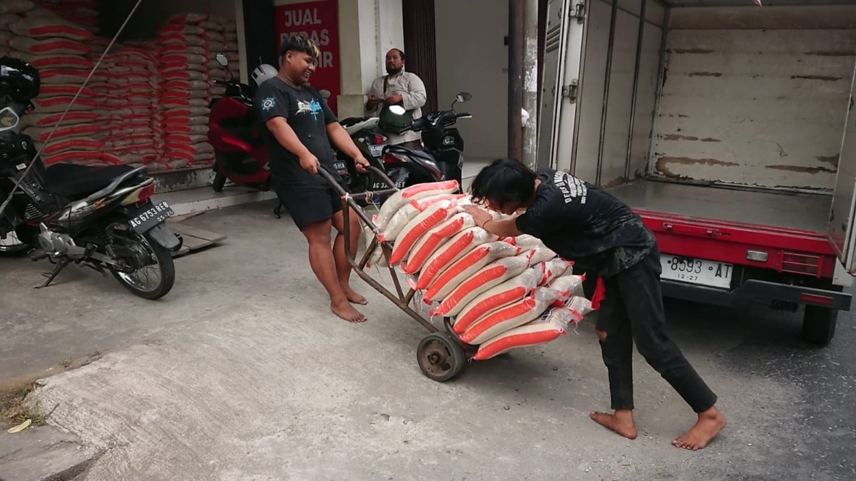 Salah satu toko beras di Tulungagung. (Foto: Bramanta Pamungkas/jatimnow.com)