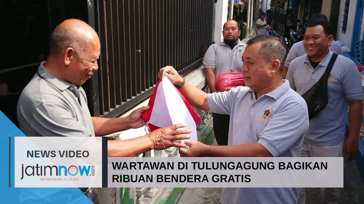 Video: Wartawan di Tulungagung Bagikan Ribuan Bendera Gratis