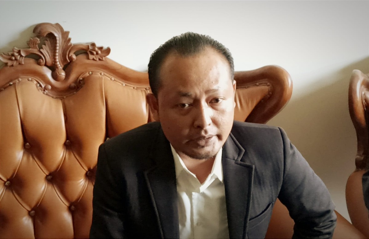 Ketua DPRD Bojonegoro Abdullah Umar saat dikonfirmasi sejumlah awak media. (Foto: Misbahul Munir/jatimnow.com)