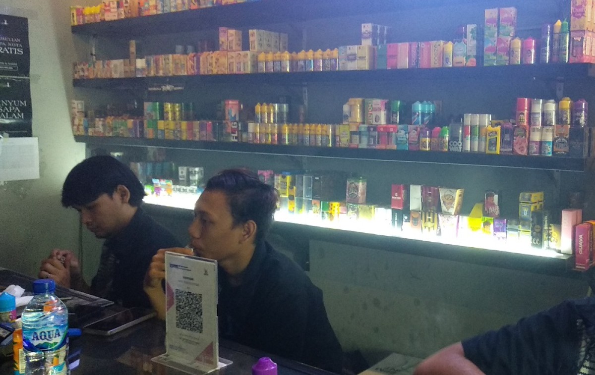 Para vaporista di Vapeboss Surabaya. (Foto: Haryo Agus/jatimnow.com)