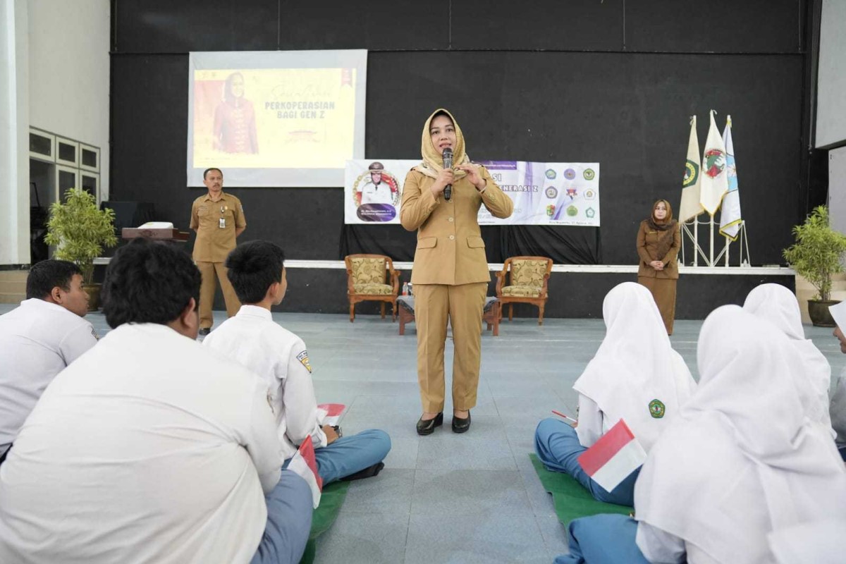 Pesan Ning Ita saat Roadshow Sosialisasi Perkoperasian di SMAN 2 Kota Mojokerto