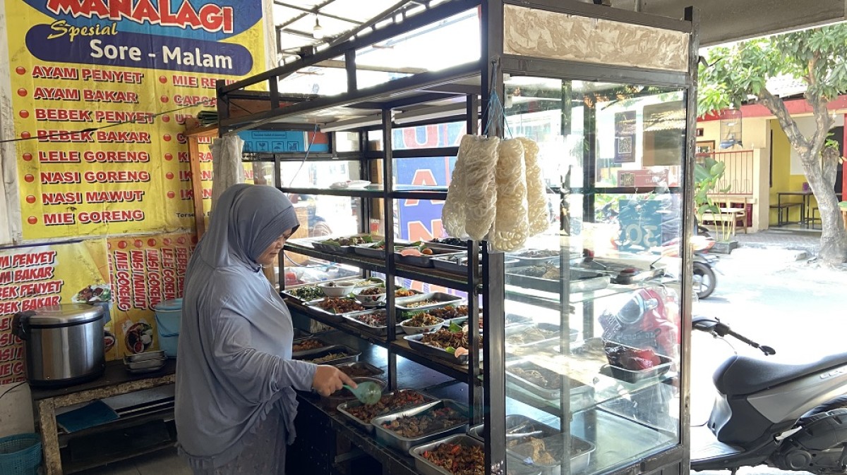 Aga di warungnya Manalagi, Jalan Panglima Polim Kota Kediri. (Foto: Yanuar Dedy/jatimnow.com)