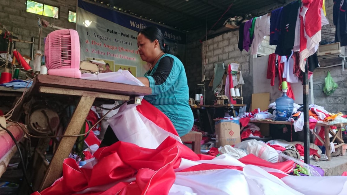 Perajin Bendera dan Umbul-umbul di Tulungagung Mulai Kebanjiran Pesanan