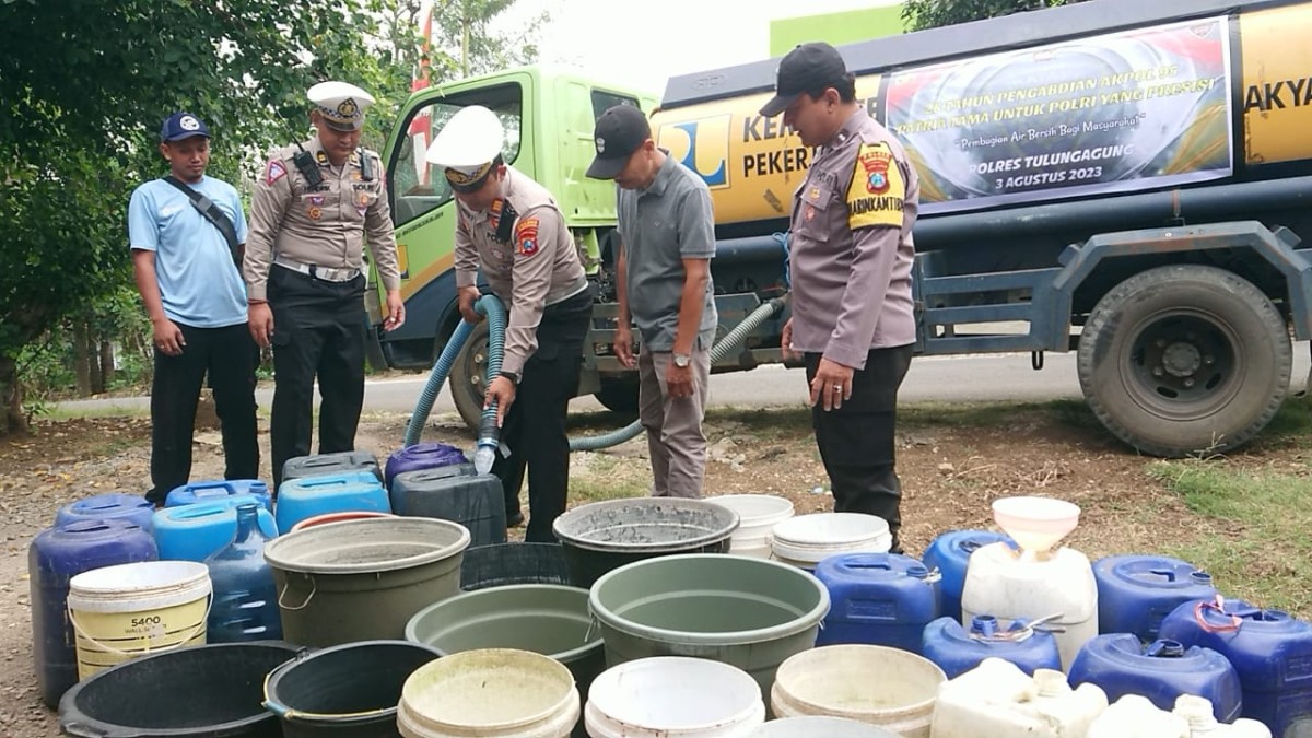Polisi saat menyalurkan bantuan air bersih di Tulungagung. (Foto: Bramanta Pamungkas/jatimnow.com))