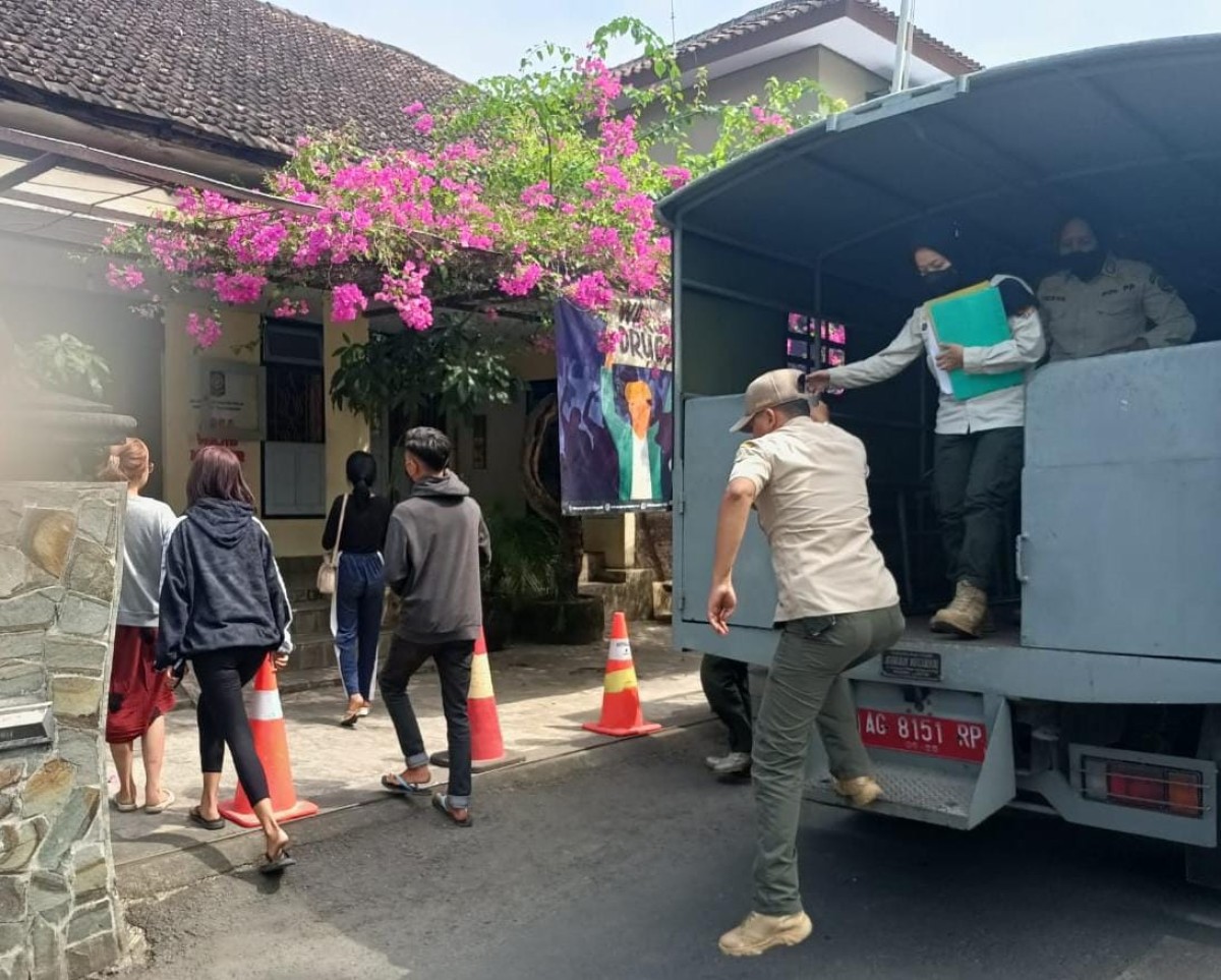 Remaja yang terjaring razia kos diamankan di Satpol PP Tulungagung. (Foto: Bramanta Pamungkas/jatimnow.com)