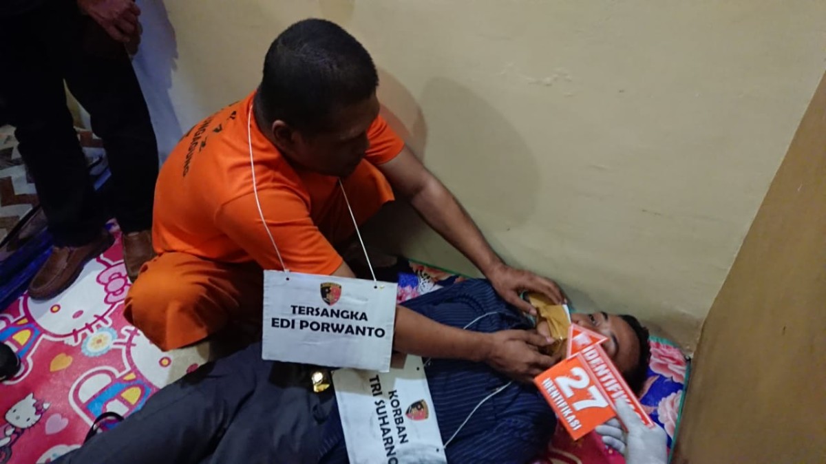 Tersangka saat menjalani rekontruksi. (Foto: Bramanta Pamungkas/jatimnow.com)