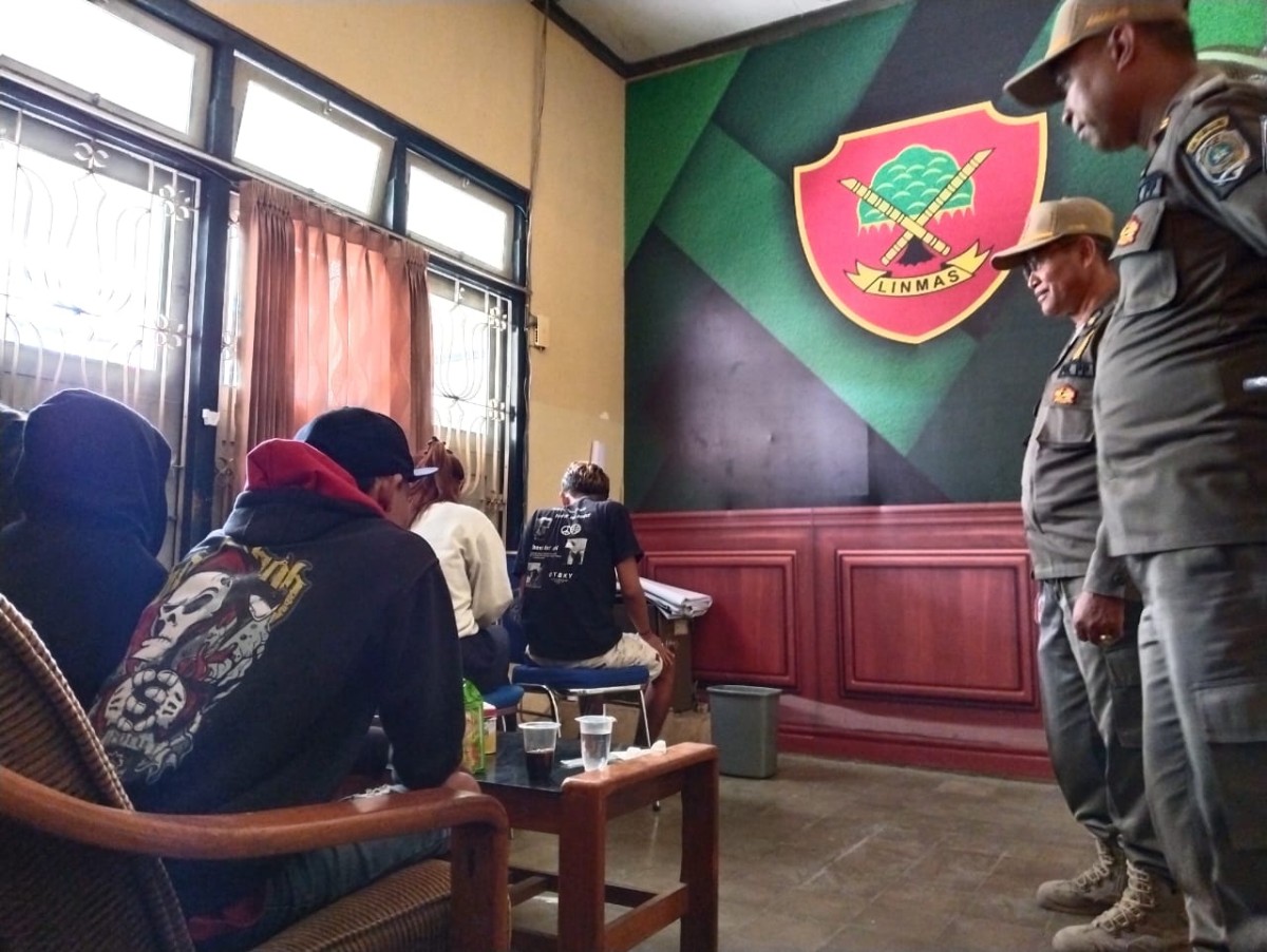 Pasangan bukan suami istri yang terjaring razia Satpol PP Tulungagung. (Foto: Bramanta Pamungkas/jatimnow.com)