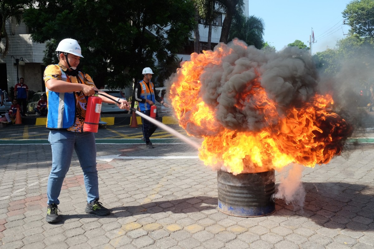 Lomba ketangkasan memadamkan api menggunakan alat pemadam api ringan (APAR) dan karung goni. (Foto: Pelindo Regional 3)