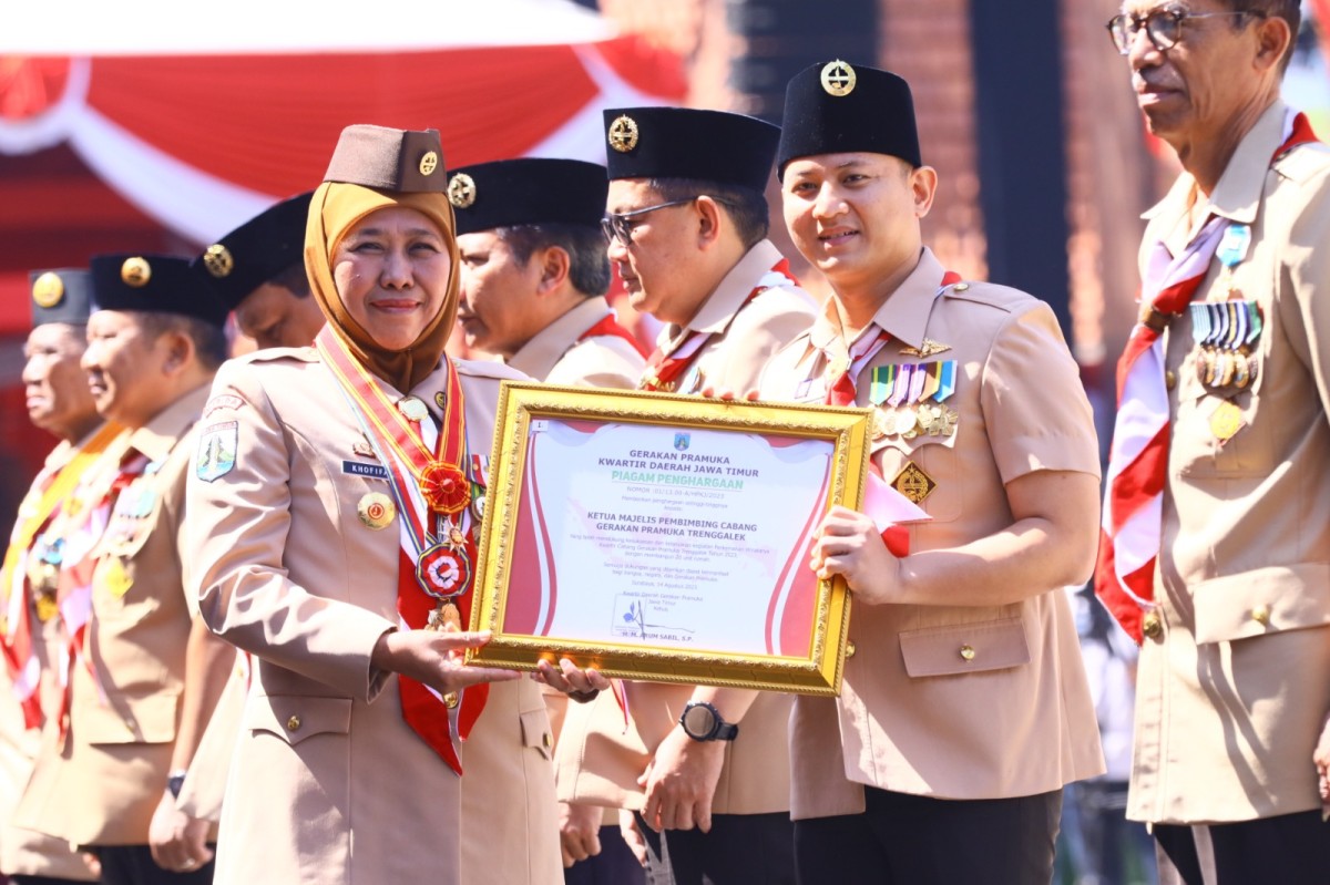 Bupati Trenggalek, Mochamad Nur Arifin saat menerima penghargaan dari Gubernur Jawa Timur. (Foto: Prokopim Trenggalek)