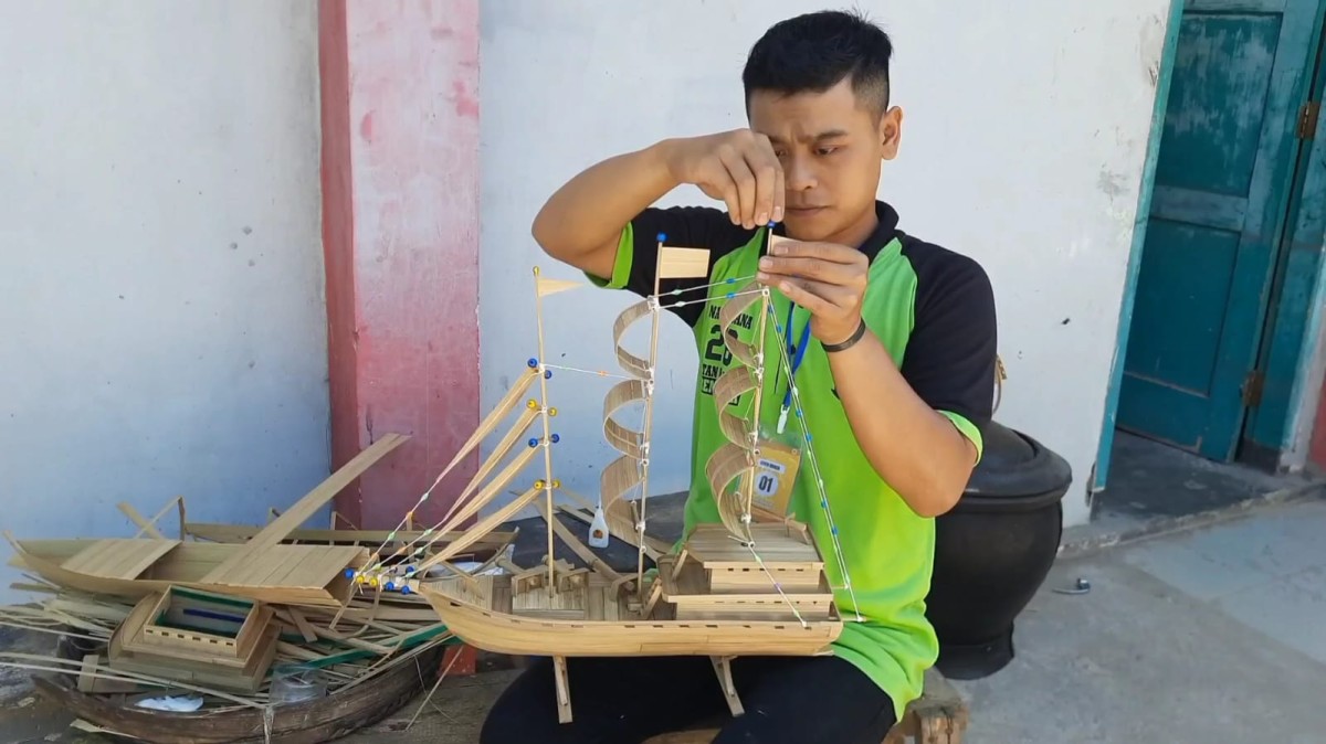 Brama saat merakit miniatur kapal di dalam Rutan Klas II B Trenggalek. Bramanta Pamungkas