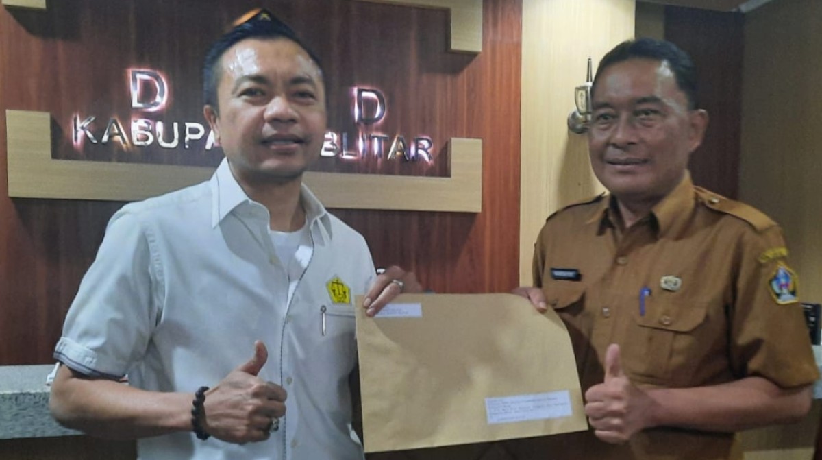 Rahmat Santoso saat menyerahkan dokumen pengunduran diri ke DPRD Blitar. (Foto: Bramanta Pamungkas/jatimnow.com)