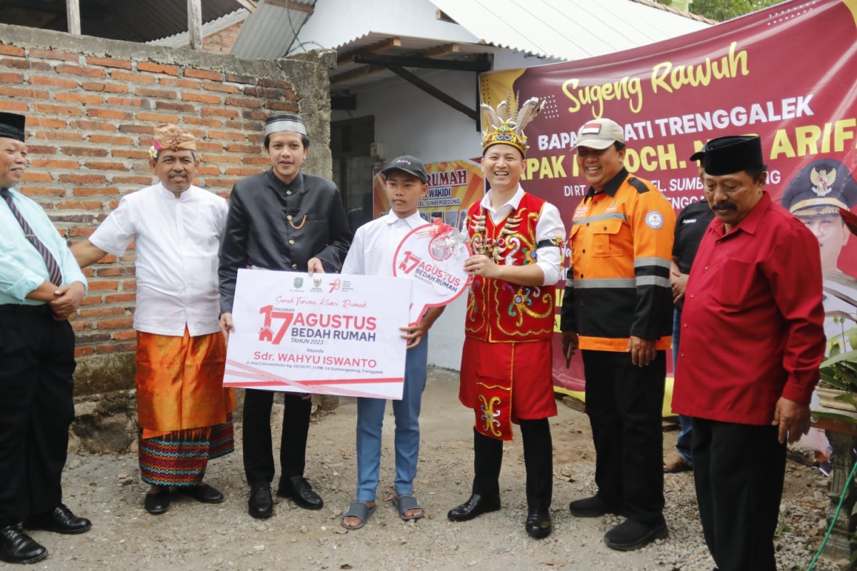 Bupati Trenggalek, Mocahamd Nur Arifin saat meresmikan salah satu rumah yang dibedah. (Dok Prokopim Trenggalek for jatimnow.com)