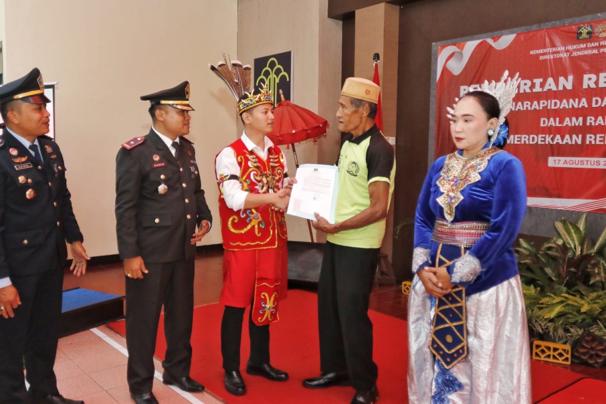 Bupati Trenggalek, Mochamad Nur Arifin saat menyerahkan petikan putusan remisi ke WBP. (Dok Prokopim Trenggalek/jatimnow.com).