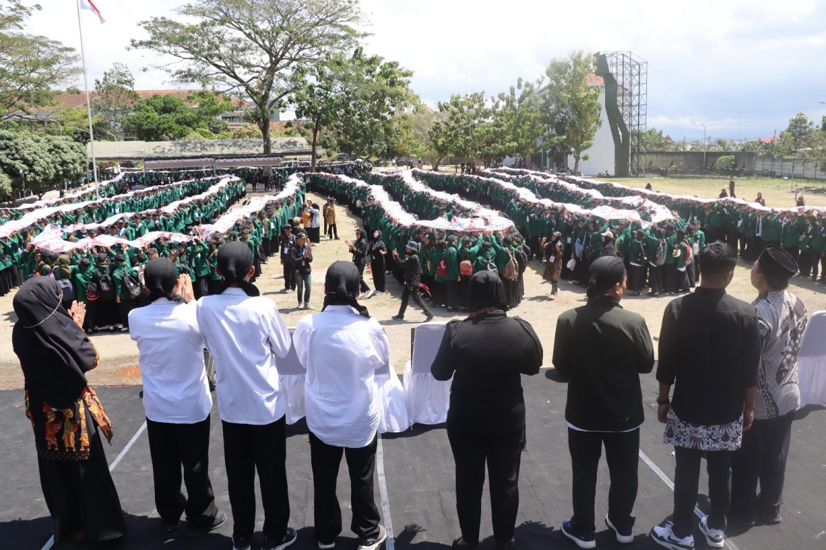 Rangkaian kaligrafi asmaul husna karya mahasiswa baru UIN Satu Tulungagung. (Foto: UIN Satu Tulungagung)