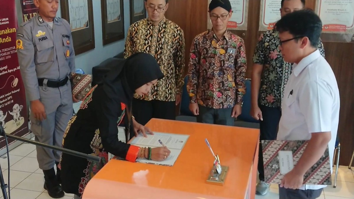 Prosesi pelantikan anggota PPS PAW di KPU Tulungagung. (Foto: Bramanta Pamungkas/jatimnow.com)