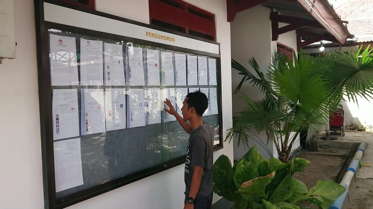 Warga saat mencermati Bacaleg dalam DCS di Tulungagung. (Foto: Bramanta Pamungkas/jatimnow.com)