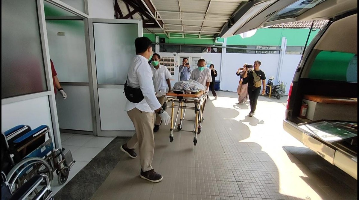Jenazah korban saat hendak dibawa ke RSUD Srengat. (Foto: Bramanta Pamungkas/jatimnow.com)