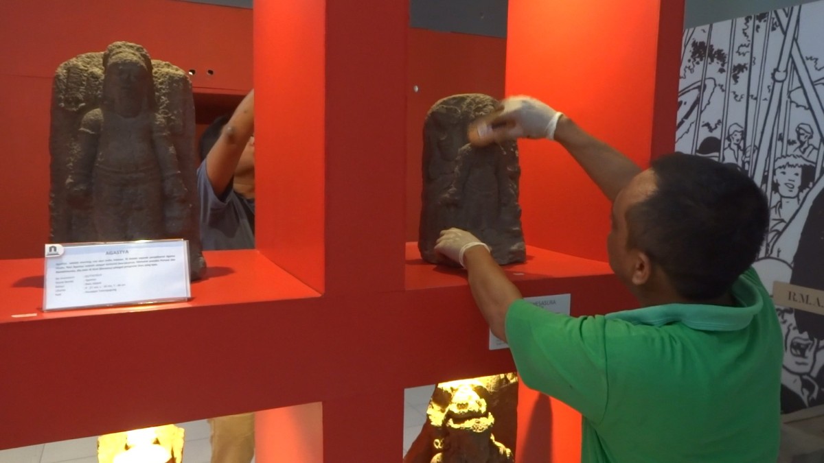 Petugas saat melakukan konservasi benda koleksi museum daerah Tulungagung. (Foto: Bramanta Pamungkas/jatimnow.com)