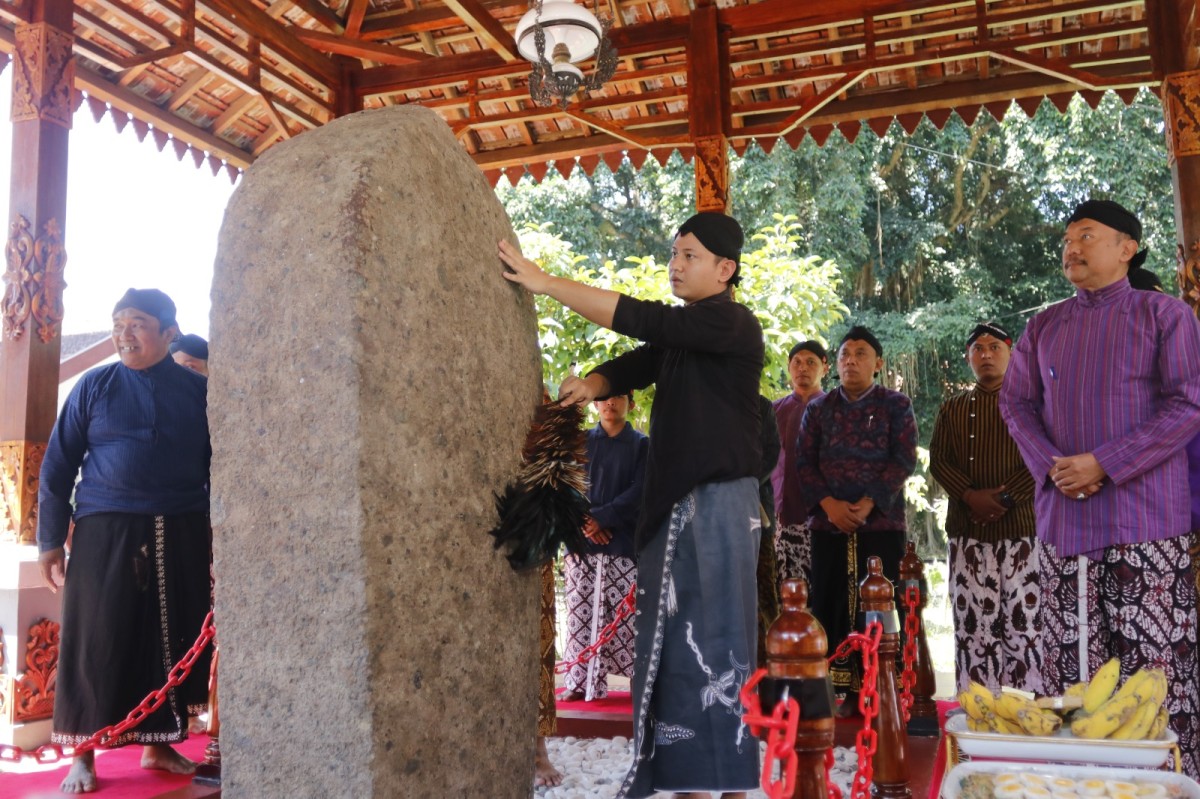 Bupati Trenggalek, Mochamad Nur Arifin saat prosesi jamasan berlangsung. (Dok Prokopim Trenggalek for jatimnow.com)