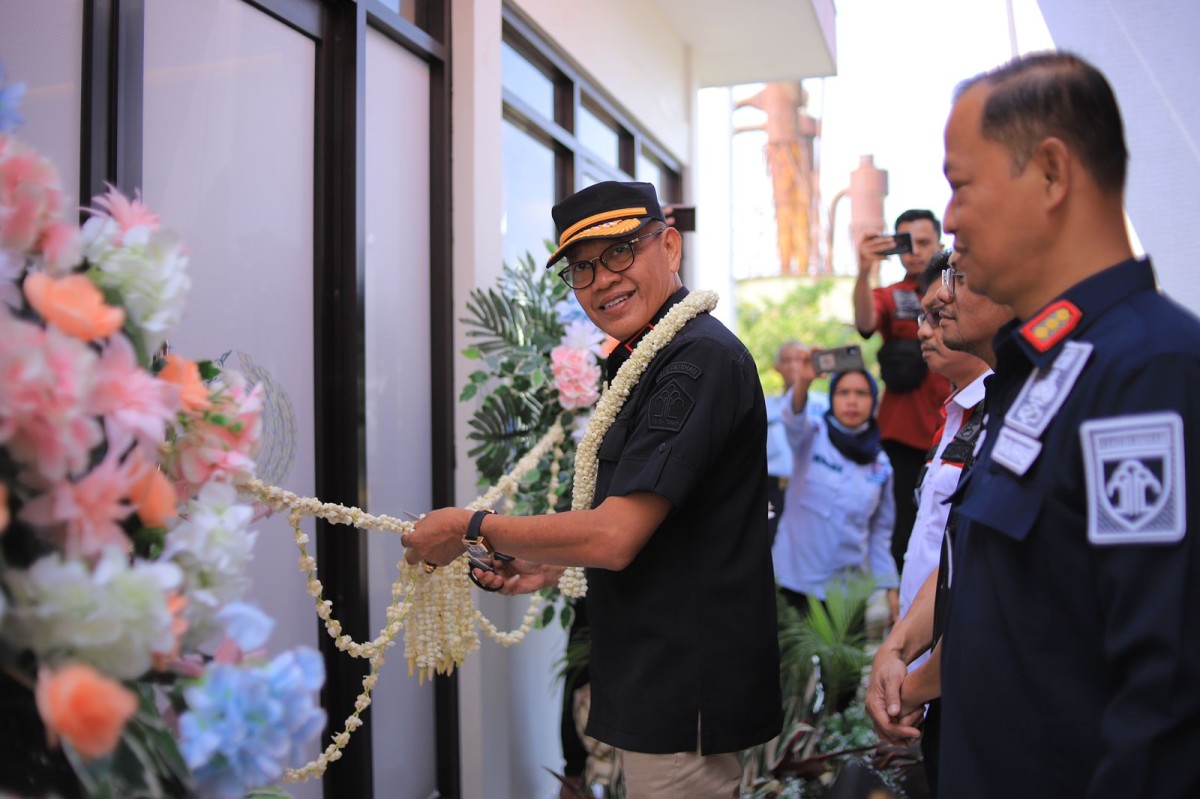 Kakanwil Imam Jauhari saat meresmikan ruang pamer di Lapas I Surabaya. (Foto: Humas Kemenkumham Jatim/jatimnow.com)