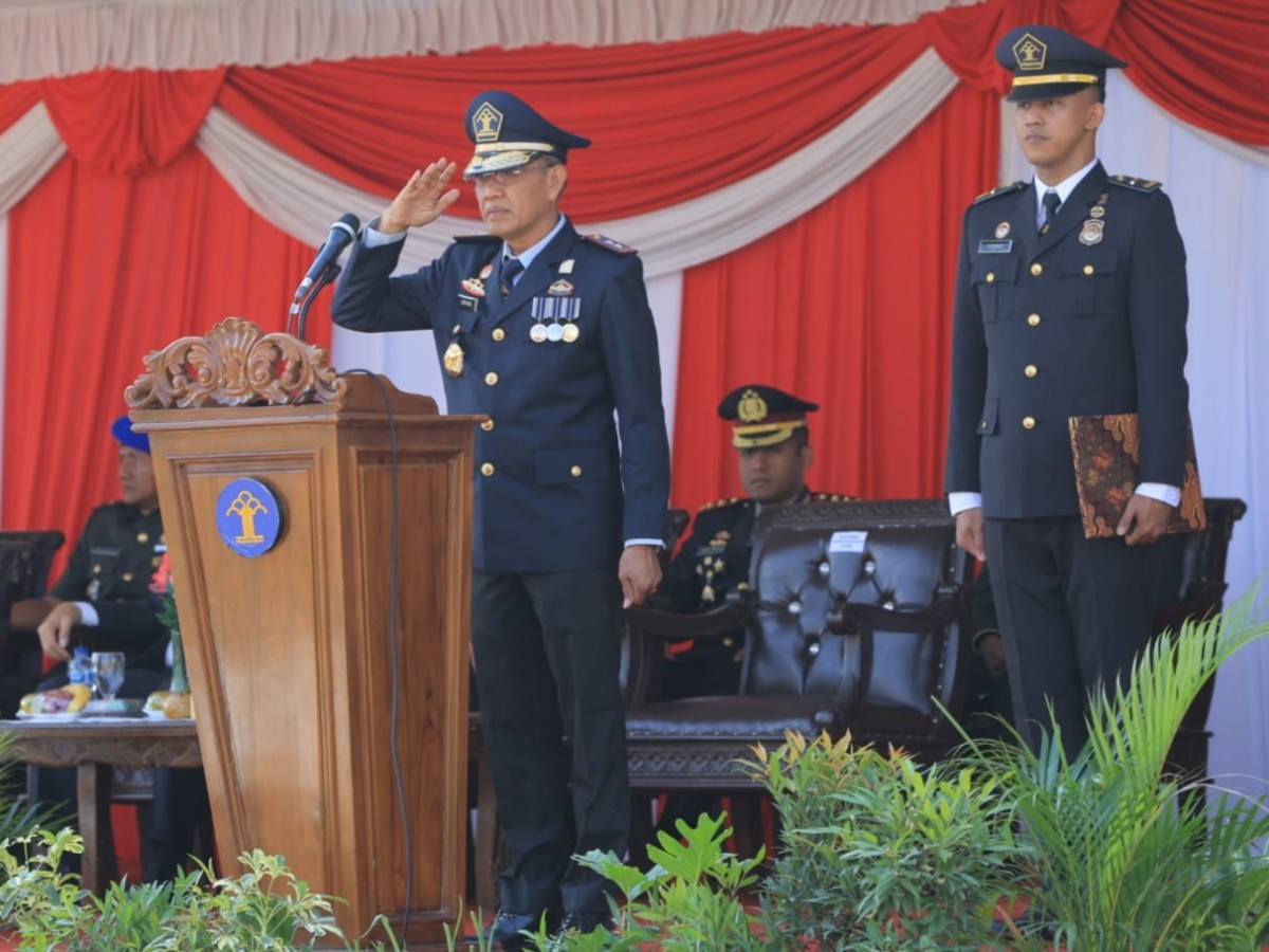 Kakanwil Kemenkumham Jatim Imam Jauhari memimpin upacara peringatan HDKD. (Foto: Humas Kemenkumham Jatim)
