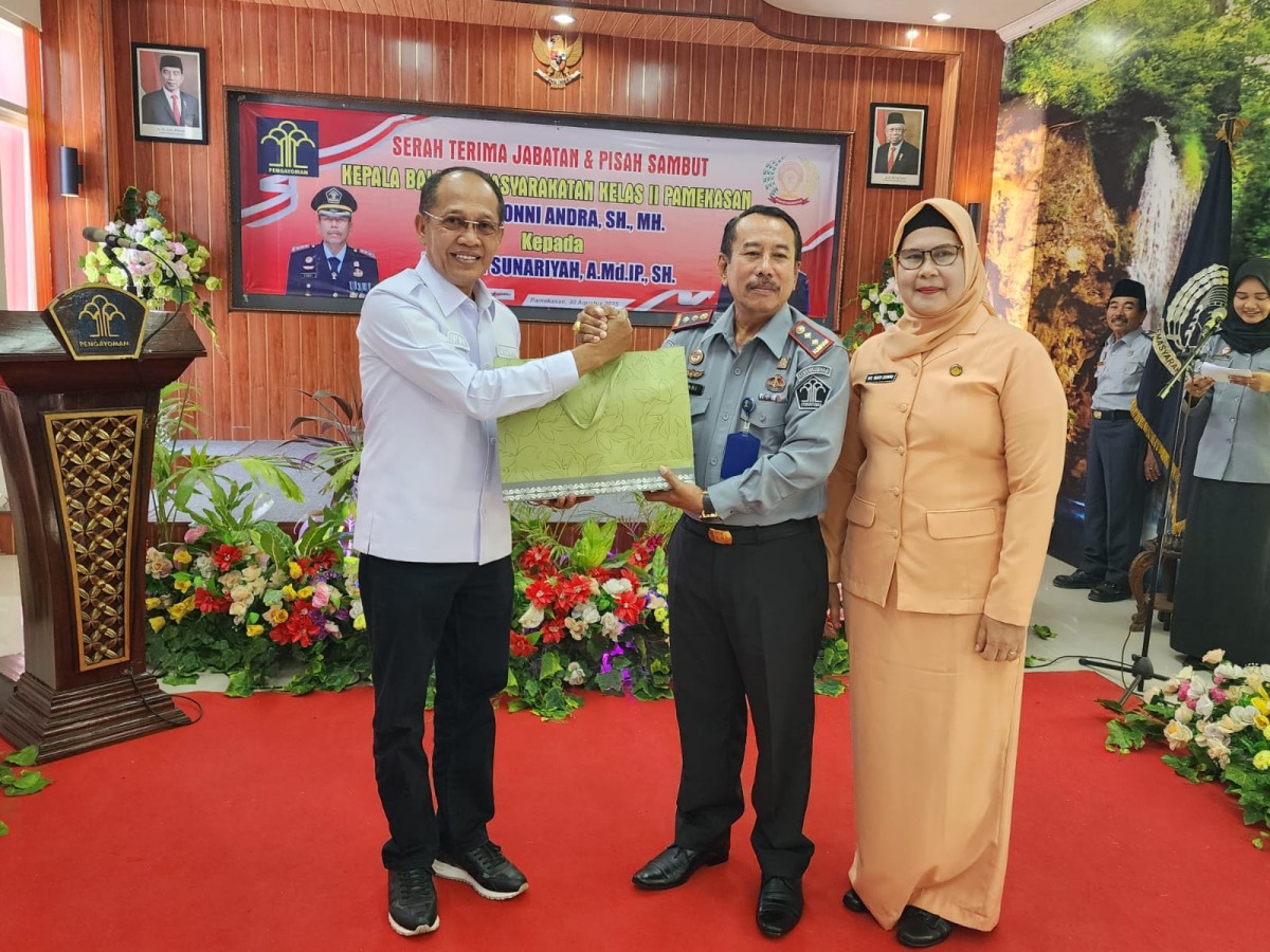 Kepala Balai Pemasyarakatan (Bapas) Kelas II Pamekasan, Zonni Andra resmi memasuki masa purnatugas. (Foto: Humas Kemenkumham Jatim)