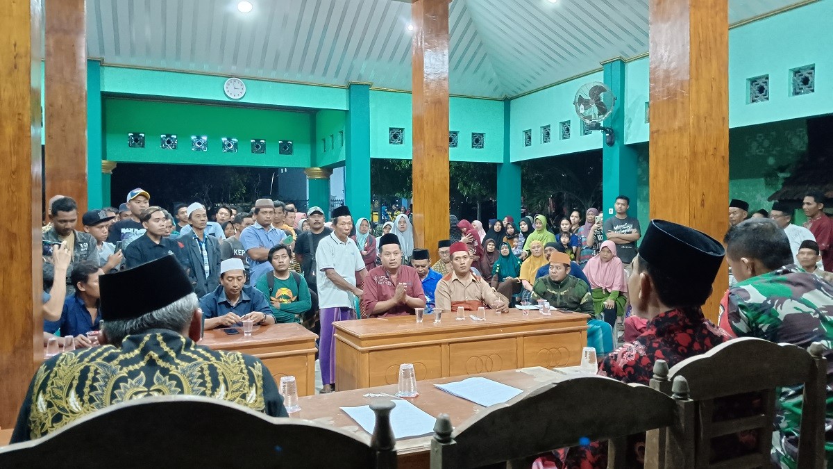 Situasi mediasi warga Desa Sumuragung Kecamatan Baureno dengan Pemdes (Foto: Misbahul Munir/jatimnow.com).