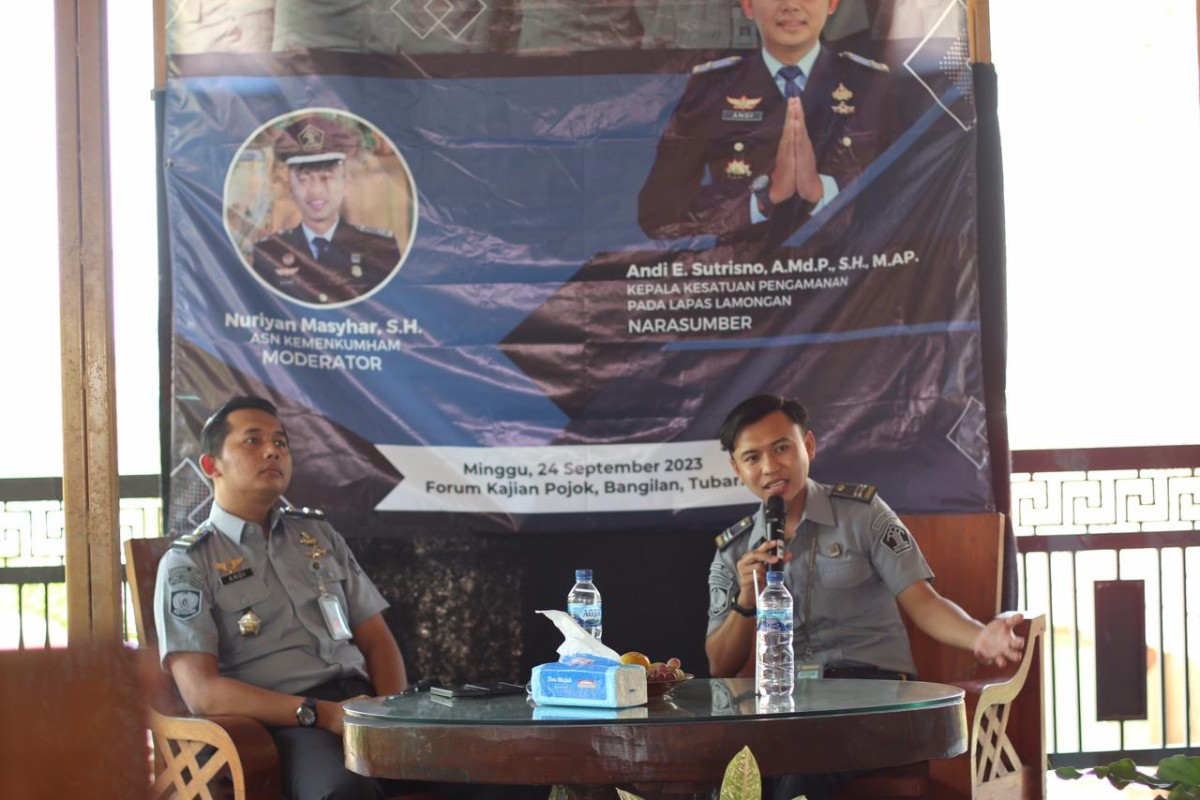 Kepala Kesatuan Pengamanan pada Lapas Lamongan, Andi E. Sutrisno (kiri) dan Nuriyan Masyhar Humas Lapas Kelas 2A Bojonegoro (kanan). (Foto: Misbahul Munir/jatimnow.com)