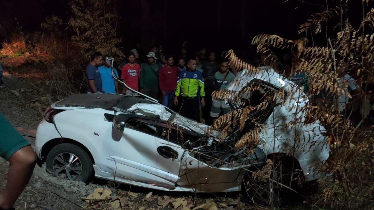 Toyota Avanza Tabrak Pohon di Bojonegoro, Sopir Tewas di Lokasi