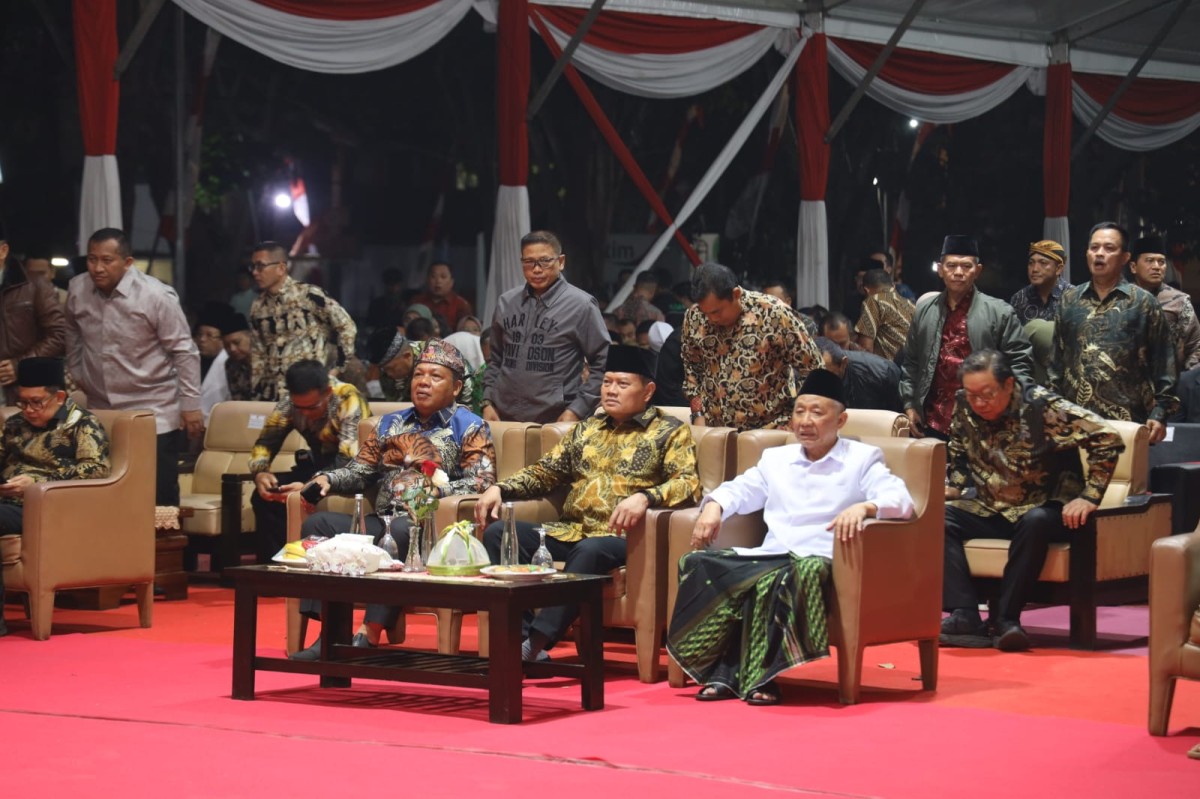 Pangdam Brawijaya Dampingi Panglima TNI Nonton Wayang Kulit Bareng Santri di Pasuruan
